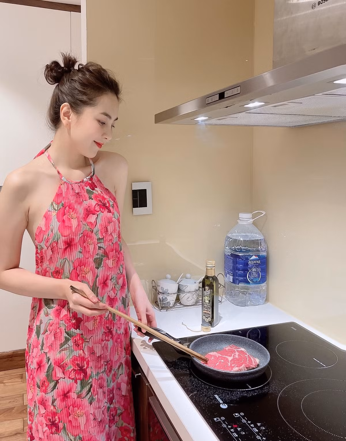 BTV Mai Ngọc mặc váy cổ yếm nấu ăn.