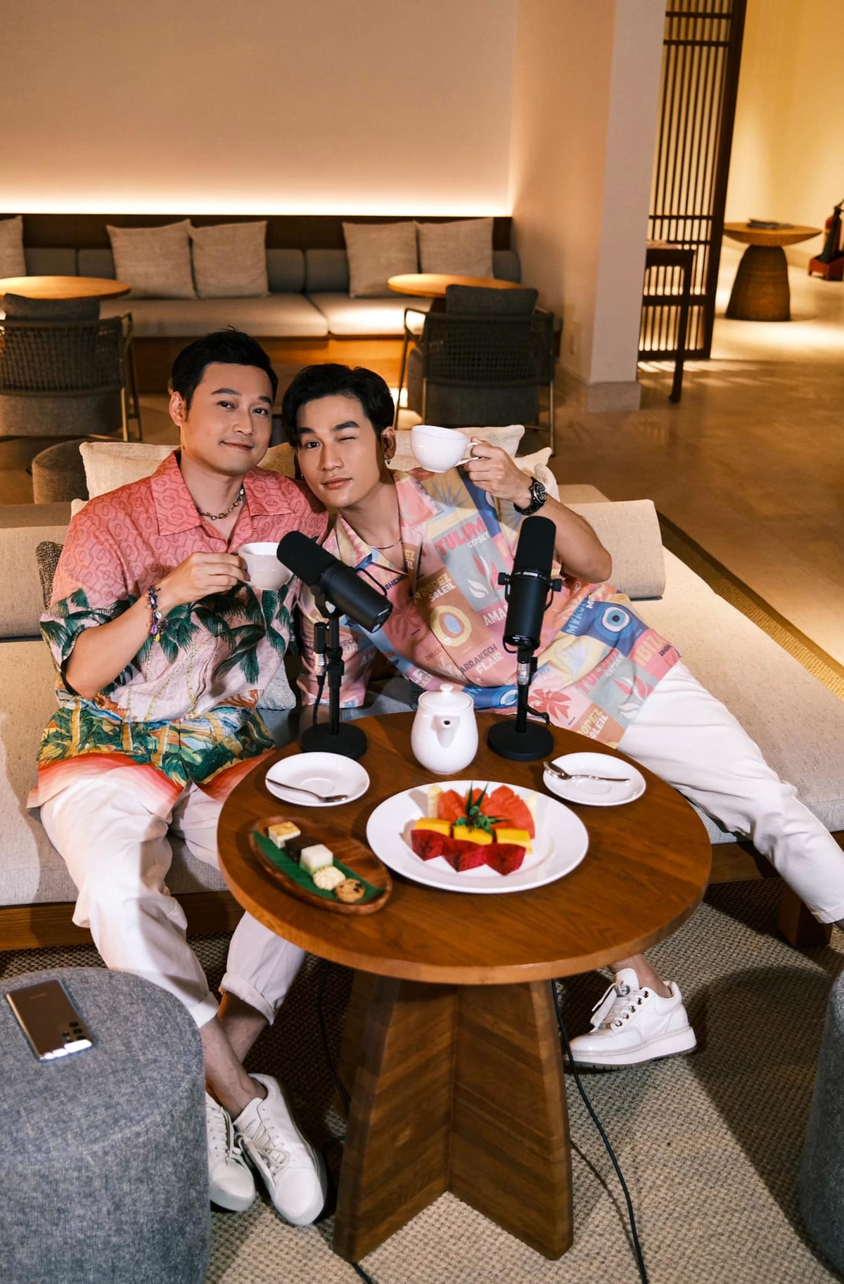 Quang Vinh thân thiết bên Ali Hoàng Dương.