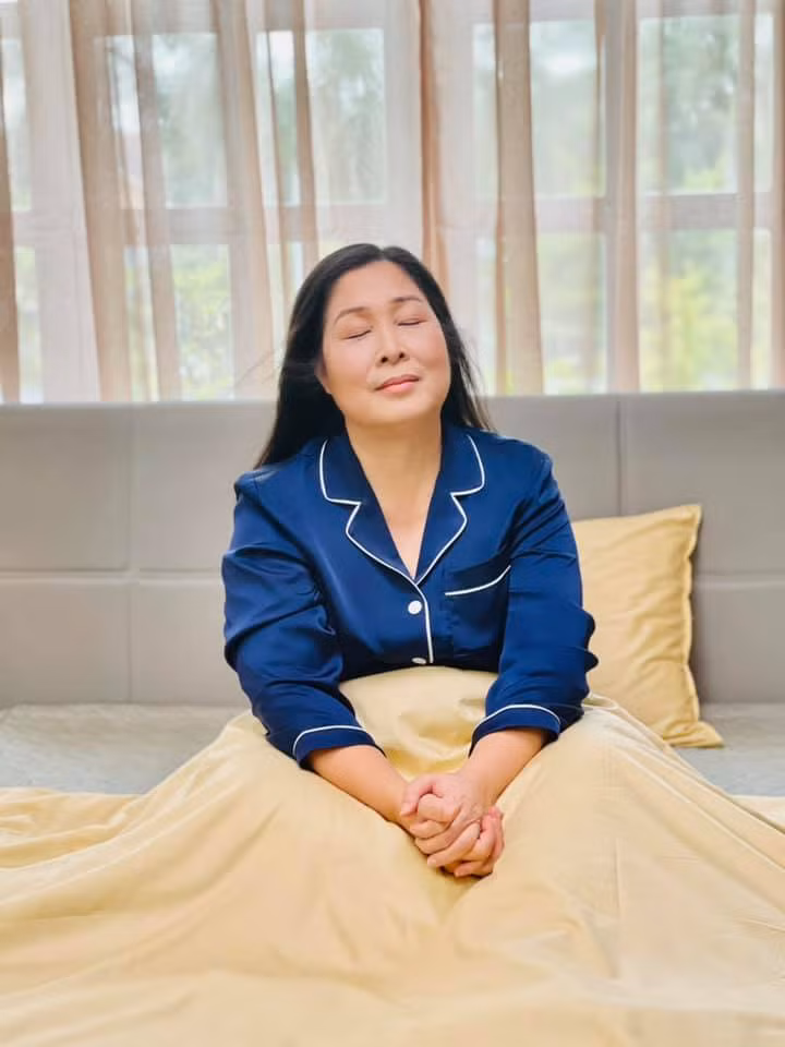 Nghệ sĩ Hồng Vân viết: "Luôn giữ tâm thế thật ổn định và luôn tìm kiếm những năng lượng tích cực để cùng nhau vượt qua đại dịch này nha mọi người".