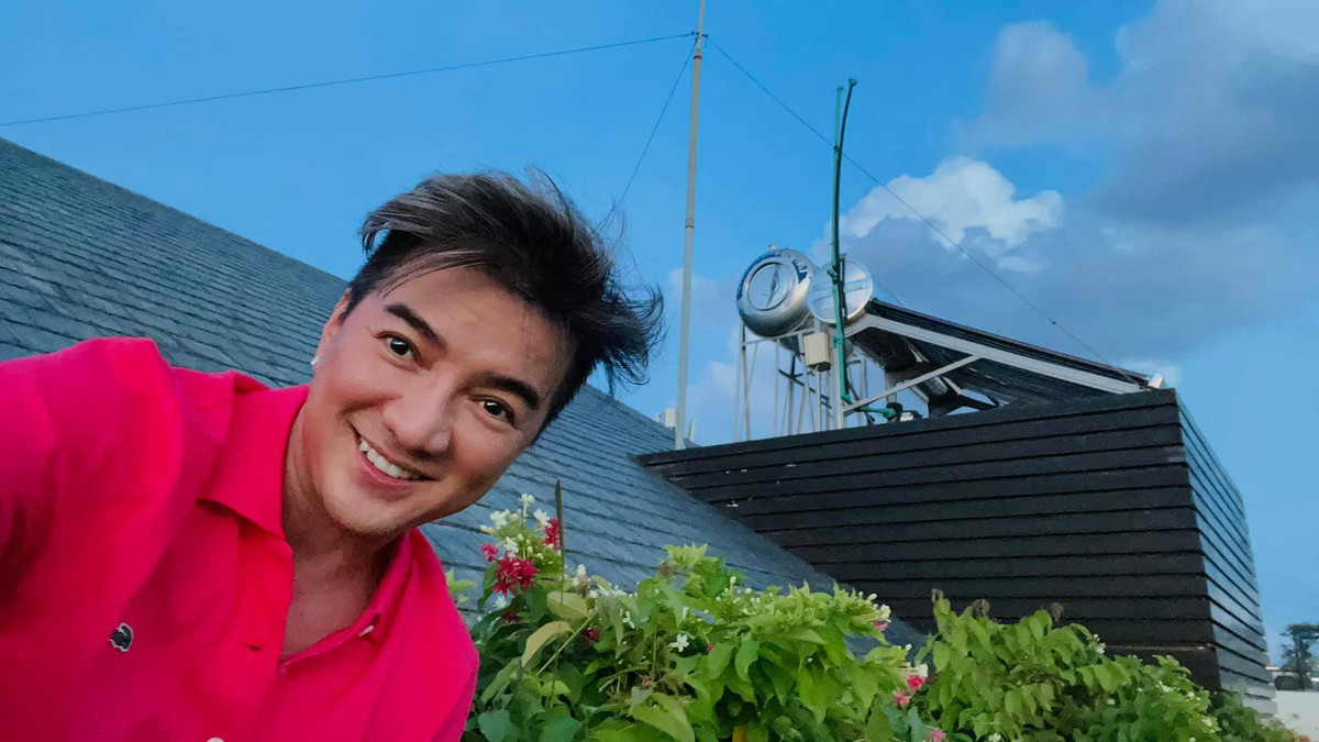 Đã 12 năm rồi Đàm Vĩnh Hưng mới leo lên mái nhà chơi.