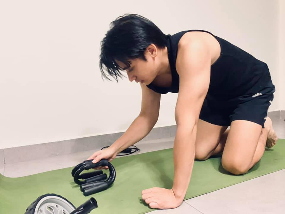 Samuel An tập thể dục tại nhà.