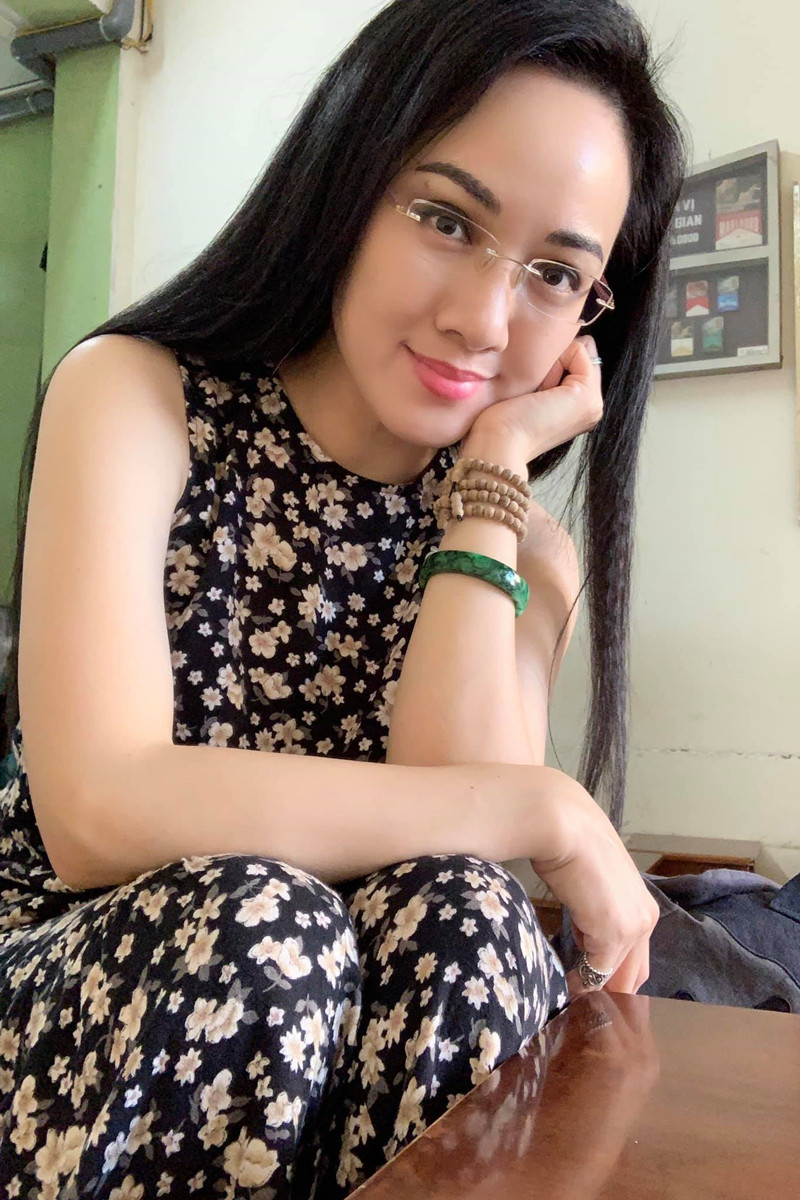  BTV Hoài Anh tạo dáng ở góc phố quen với váy hoa thoải mái cùng chiếc túi con mèo ngộ nghĩnh. Một người bạn trêu: "Có túi nào sang sang hơn chút không chị?", cô hóm hỉnh đáp: "Sang nhất rồi".