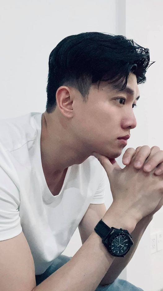 Sao Việt hôm nay 30/3: "Vẻ đẹp không phải ở đôi má hồng của người phụ nữ mà nằm ở đôi mắt của kẻ si tình", Quốc Trường chia sẻ.