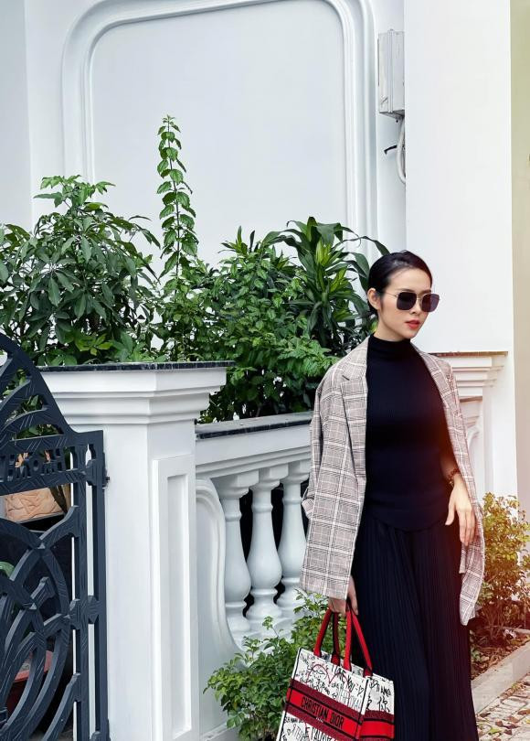 "Xinh đẹp thật sự rất có lợi. Tuy nhiên, để đi đường dài, phụ nữ cần trí tuệ. Cách để bản thân bớt là hạn hẹp là hãy vừa đọc, vừa học, vừa ngẫm, vừa trao đổi!", Diệp Bảo Ngọc viết.