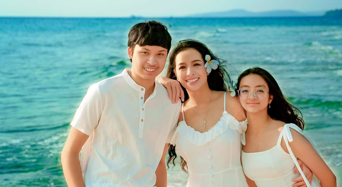 Cựu người mẫu Thuý Hằng bên hai con.