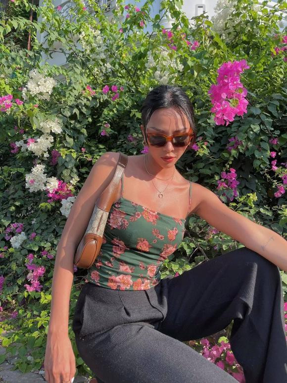 Minh Triệu khoe làn da nâu khỏe khoắn khi chụp ảnh bên hoa: "Thiếu nữ bên hoa. Thứ 2 say nắng quá đi".