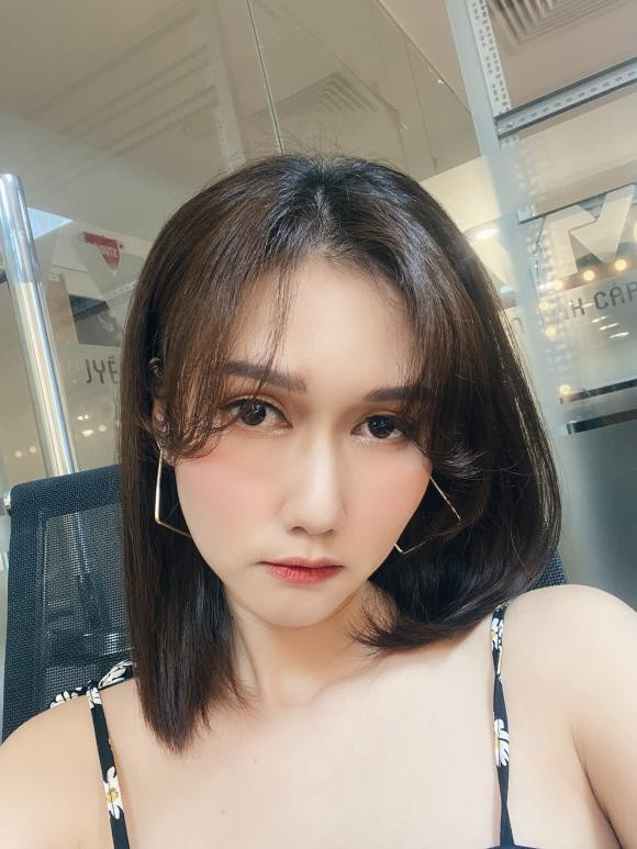 Diễn viên Hương Giang chia sẻ: "Nghỉ làm 1 tuần cảm giác nghèo hẳn đi rồi huhu. Hờn quá".