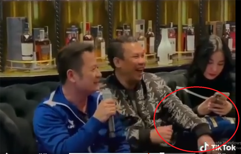 Lo clip chong cu Le Quyen tinh tu ben nguoi dep kem 27 tuoi-Hinh-2