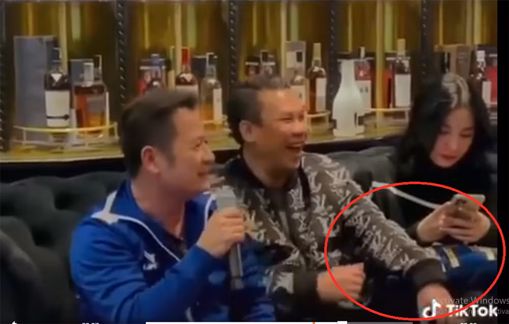 Lo clip chong cu Le Quyen tinh tu ben nguoi dep kem 27 tuoi-Hinh-2