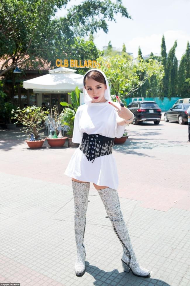 Cách mix đồ này vốn gây khá nhiều tranh cãi và quả thật khiến người cô như ngắn lại.