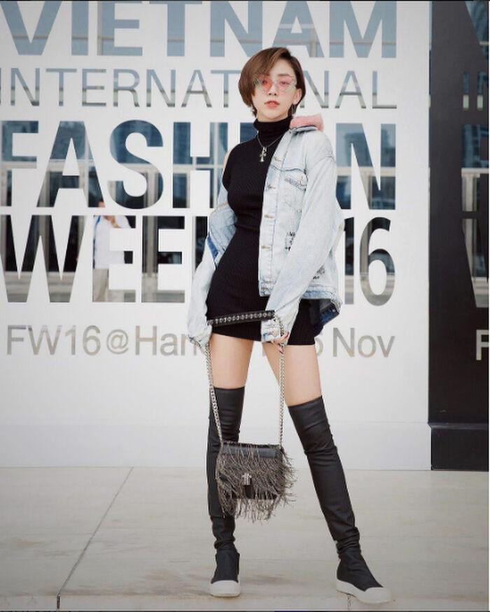 Cả bộ cánh gồm váy ôm và áo khoác denim này sẽ trở nên đơn điệu nếu như thiếu đi đôi boots đùi ôm sát.