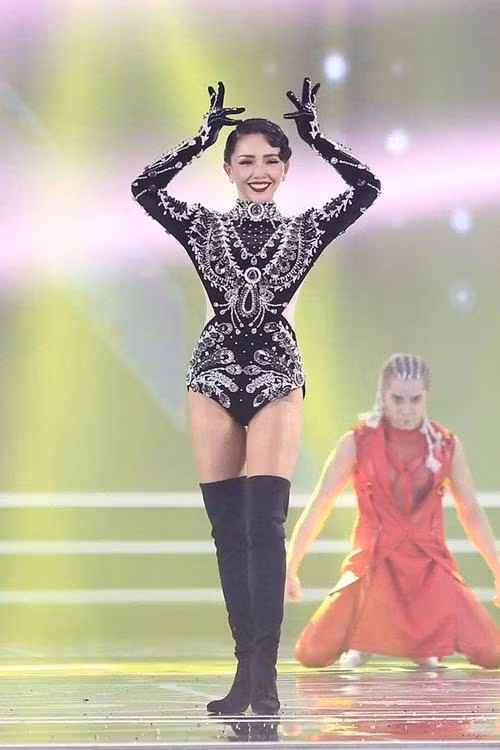 Tóc Tiên mang đôi boots tông đen basic chất liệu da lộn giúp bổ trợ trong việc thực hiện các vũ đạo một cách dễ dàng hơn.