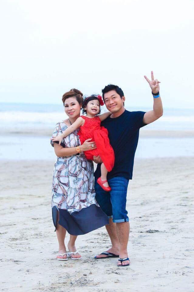 Được biết, bị can Lâm Thị Thu Trà là vợ hai của diễn viên Kinh Quốc, người từng tặng chồng xe hơi 6 tỷ. Ngay khi lệnh bắt giữ thực thi, mọi việc liên quan đến vợ chồng nam diễn viên bị đào xới trở lại, đặc biệt là cuộc sống hôn nhân của hai người.