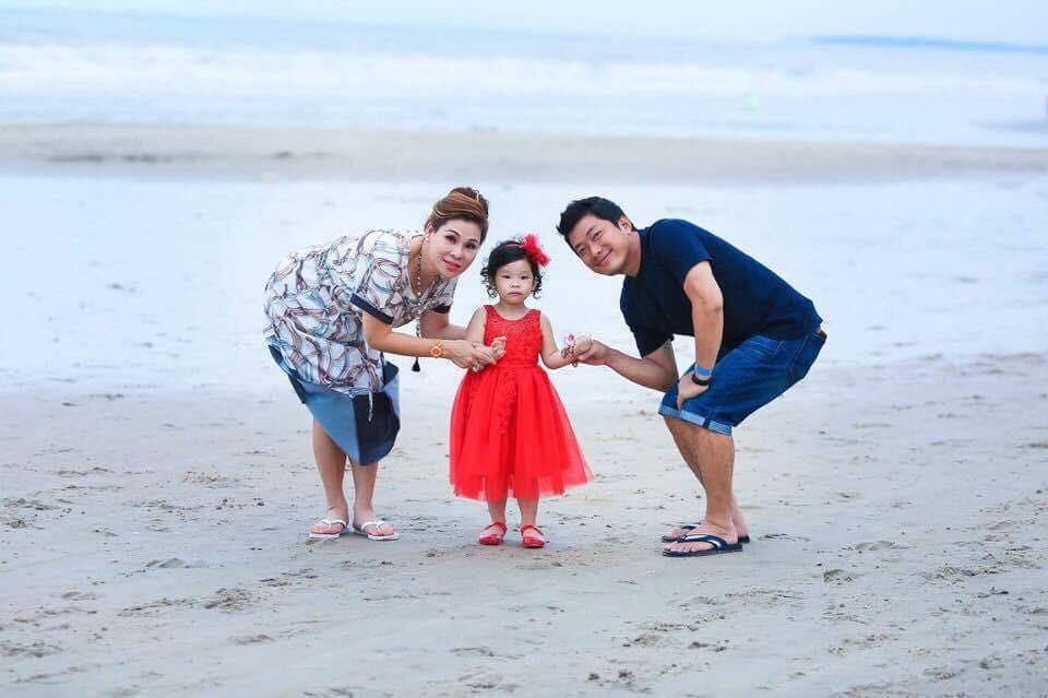 Theo Kinh Quốc từng cho biết, bà xã anh không thích showbiz. Hai người hay cãi nhau bởi trong khi vợ anh giỏi kiếm tiền thì nam diễn viên lại thích bay nhảy tự do.