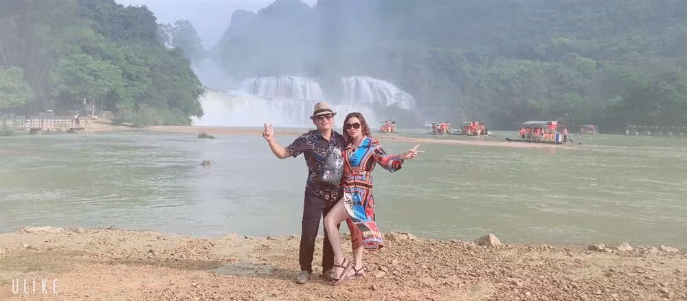 "Thêm nữa tôi chỉ ăn mặc chỉn chu khi đi sự kiện, còn bình thường là quần short, áo thun, càng thoải mái càng tốt. Nhưng vợ và các con tôi thì sành đồ hiệu lắm. Nhiều lúc tôi cãi nhau với vợ chỉ vì phí quá, mua một cái áo, đôi giày gấp cả chục lần của tôi", Kinh Quốc tiết lộ.