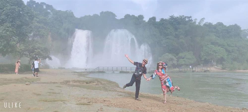 Dù có nhiều bất đồng quan điểm nhưng cả hai vẫn gắn bó bên nhau. Hình ảnh Kinh Quốc và vợ đại gia nhiều năm qua phủ sóng trang cá nhân của hai người. Dù đều ở ngưỡng tứ tuần nhưng cả hai có nhiều khoảnh khắc chu môi, phùng má "tự sướng" bên nhau như lứa tuổi teen.