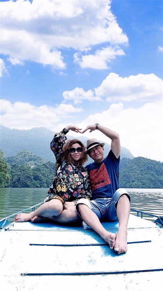 "Chúng tôi cãi nhau hoài. Nhưng vấn đề cãi nhau vì điều gì. Nhiều người nghĩ một người vợ kiếm nhiều tiền trong khi chồng không kiếm được tiền thì chắc chắn chồng sẽ bị dưới cơ hoặc ngược lại. Vợ tôi làm ăn giỏi, kiếm nhiều tiền, còn tôi thì cứ bay nhảy, làm cô ấy bực mình. Nhưng tôi có kỹ năng để làm mọi thứ trở nên tốt đẹp hơn".