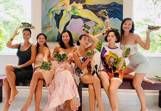 Hội chị em ở Singapore gồm Thu Minh, Đoan Trang, Bằng Lăng,... cùng tụ họp gói các loại bánh truyền thống quê nhà.