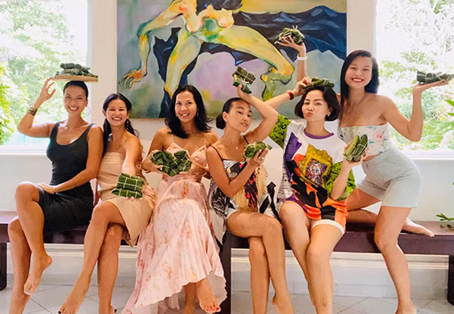 Hội chị em ở Singapore gồm Thu Minh, Đoan Trang, Bằng Lăng,... cùng tụ họp gói các loại bánh truyền thống quê nhà.