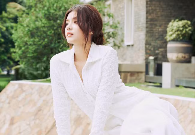 Hoàng Yến Chibi được nhận xét giống "Ngọc nữ xứ Hàn' Song Hye-kyo với kiểu tóc và váy trắng thanh lịch.