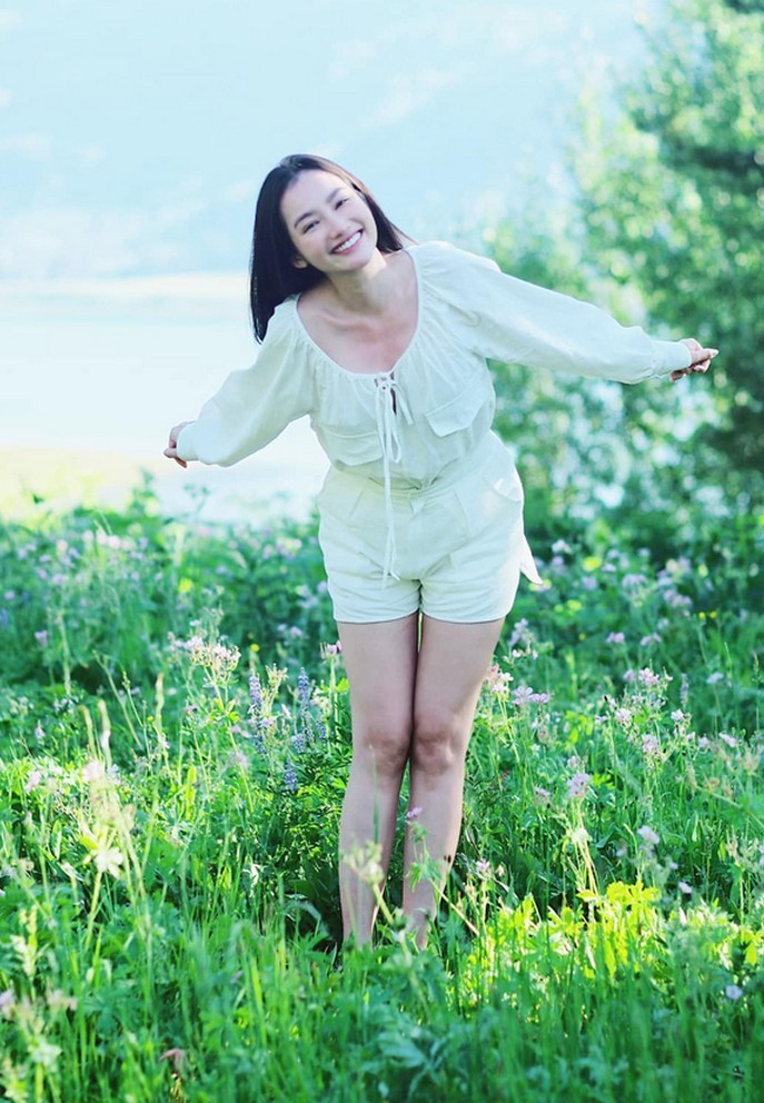 Trúc Diễm rạng rỡ bên cánh đồng hoa dưới ống kính của ông xã.