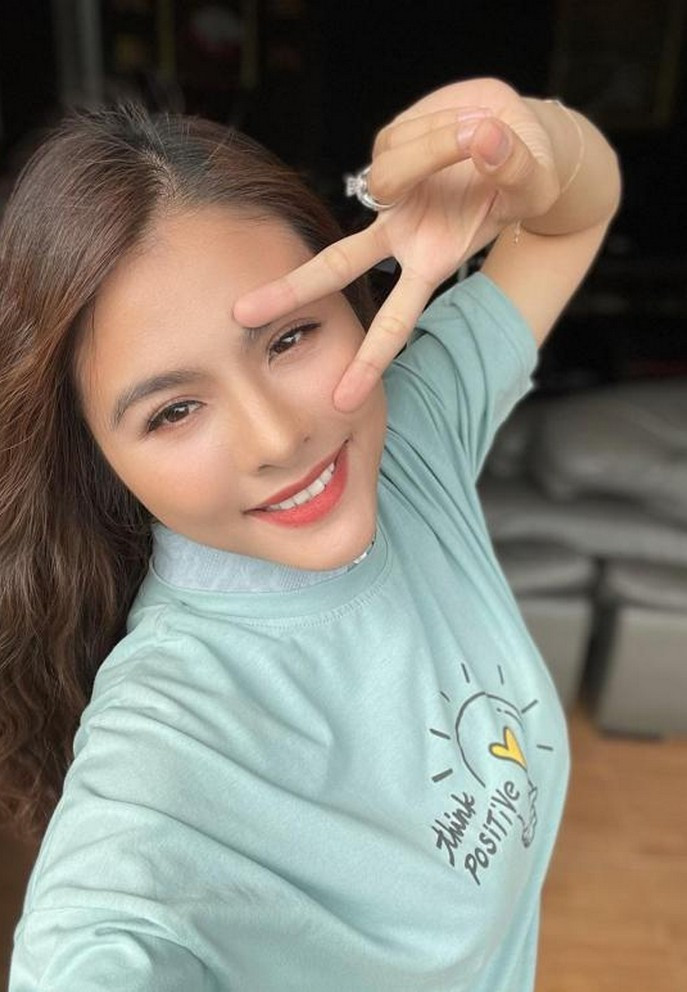 Vân Trang tươi tắn dù đang trong những tháng thai kỳ.