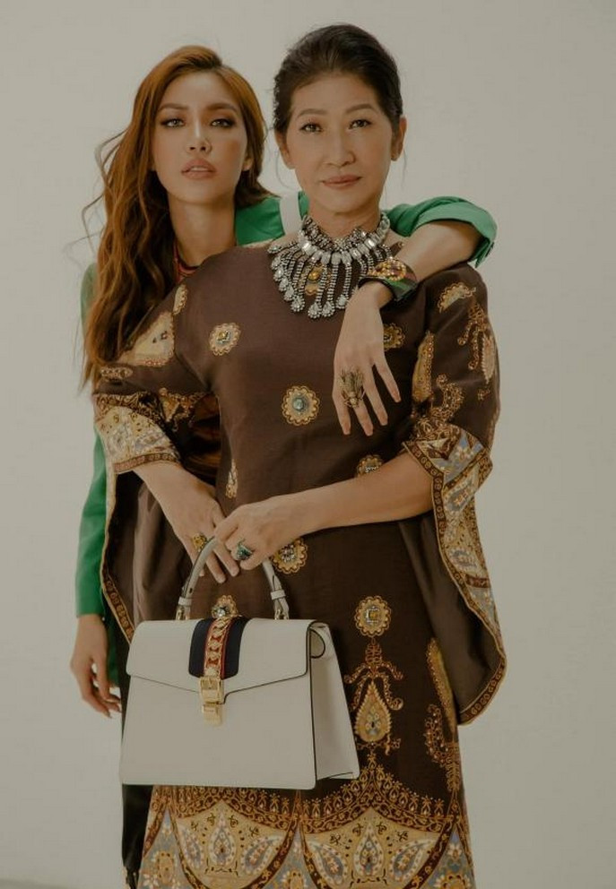 Minh Tú dành nhiều thời gian chăm sóc mẹ trong những ngày không phải đi làm.