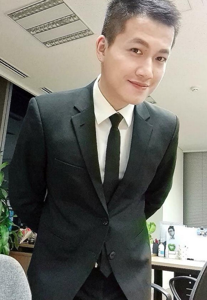 MC Trần Ngọc tranh thủ selfie trước giờ lên sóng VTV.