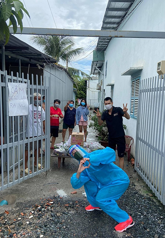 Hoa hậu Khánh Vân vui vẻ chụp ảnh cùng những cư dân trong khu vực bị phong tỏa. Nàng Hậu những ngày qua hết mình cho công tác thiện nguyện.