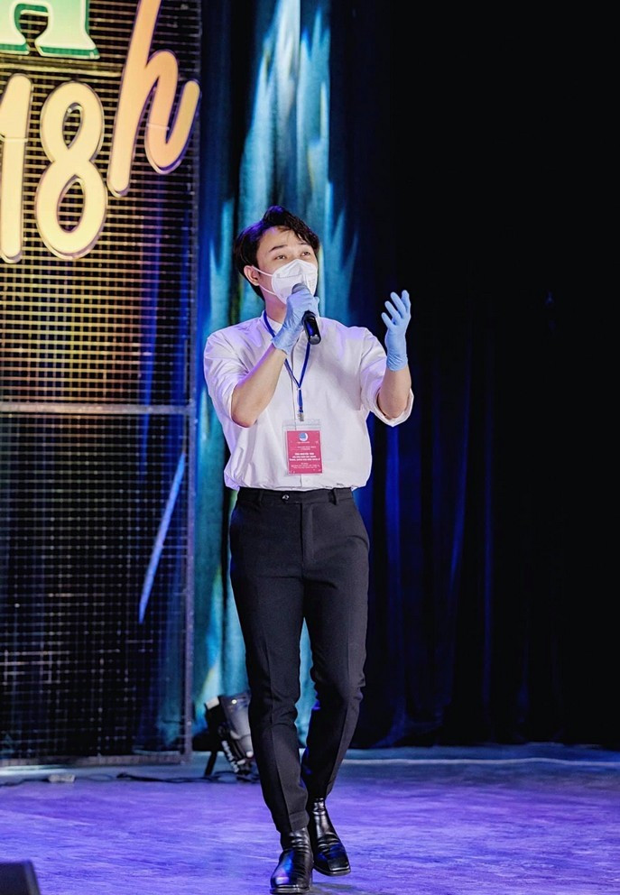 Trúc Nhân cảm giác lạ lẫm khi đeo găng tay, khẩu trang biểu diễn trong chương trình phát trực tiếp.