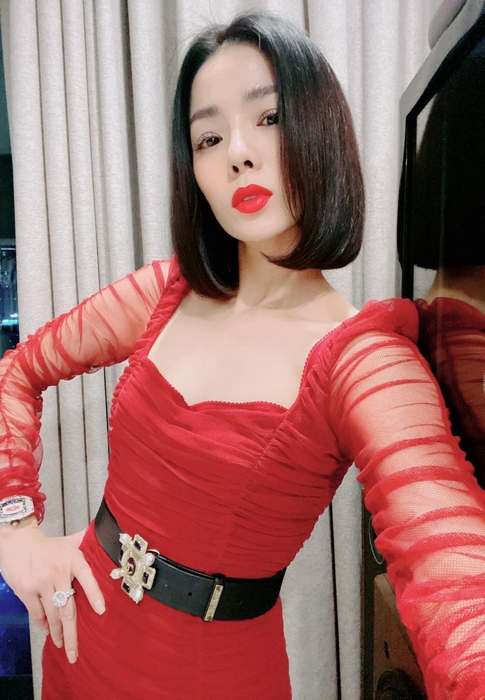 Lệ Quyên chia sẻ triết lý cuộc sống: "Ghen tỵ với người khác là tự chứng tỏ sự hèn kém của mình. Đừng tự hạ thấp bản thân bằng cách đó".