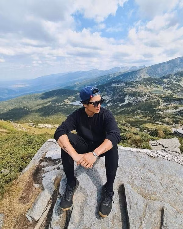 Dù không chụp ảnh chung, song dân mạng vẫn khẳng định chắc nịch cả hai đang bên nhau. Rất có thể đám cưới của cặp đôi sẽ được diễn ra trong một tương lai không xa.