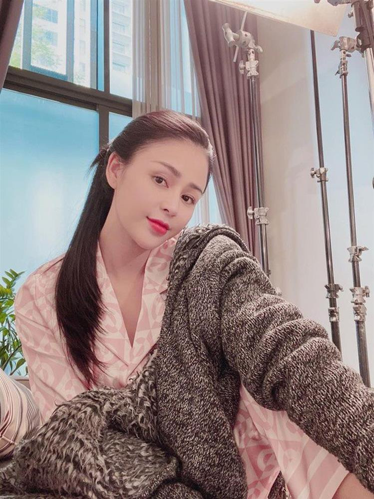 Nàng “Minh” đầy mạnh mẽ, quyết đoán trong phim “lột xác” thành một người phụ nữ của gia đình với vẻ dịu dàng, thanh lịch trong bộ pyjama lụa mặc ở nhà.