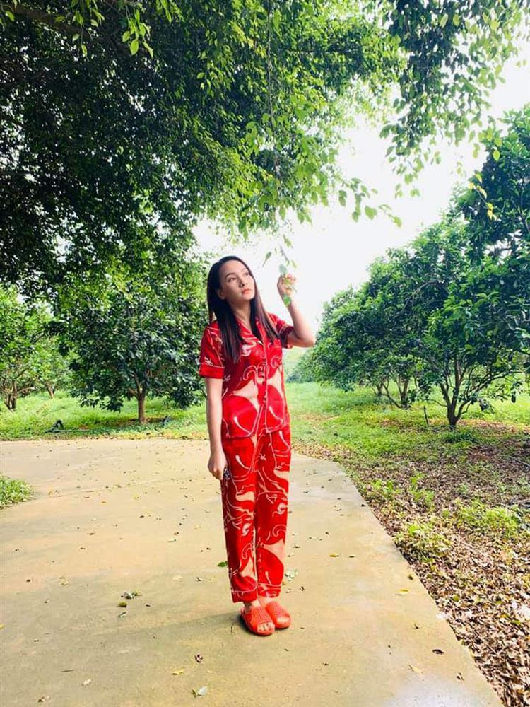 Không hở hang táo bạo, kín đáo và đa màu sắc là kiểu trang phục Bảo Thanh chọn khi lên phim.