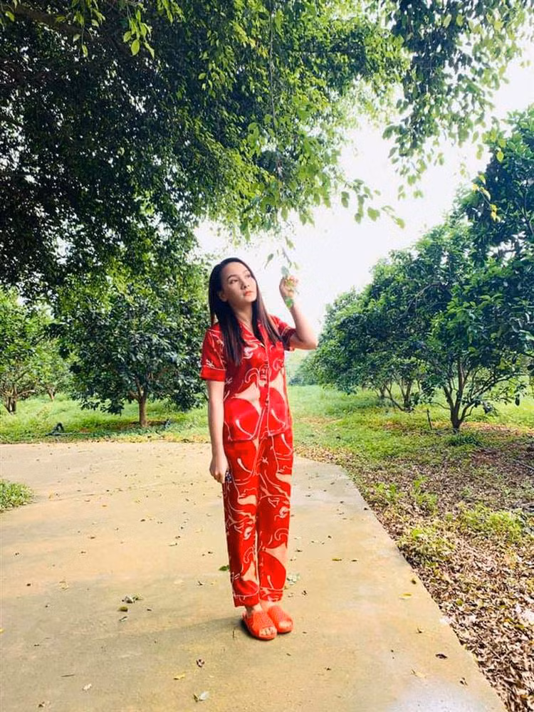 Không hở hang táo bạo, kín đáo và đa màu sắc là kiểu trang phục Bảo Thanh chọn khi lên phim.