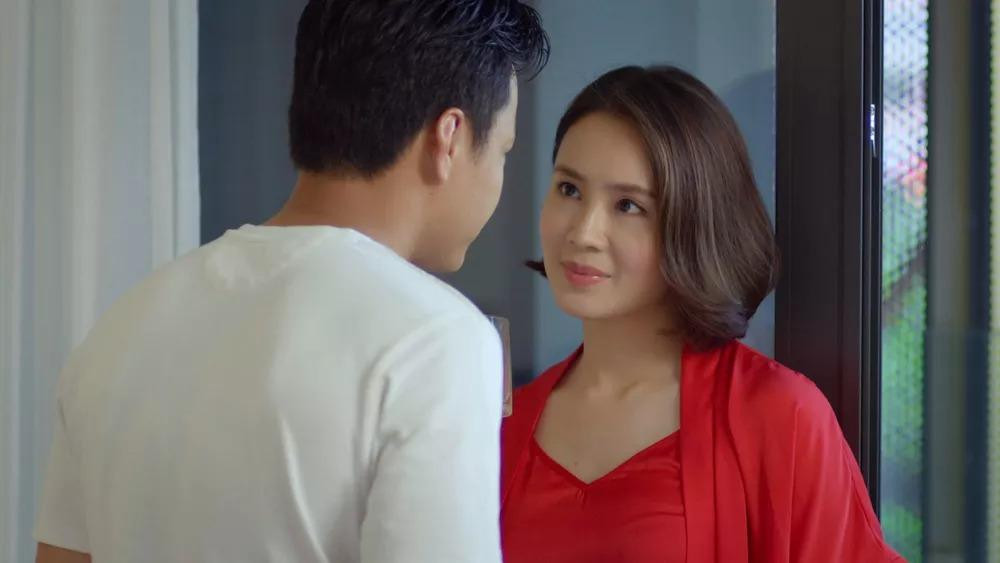 Hồng Diễm trong "Hướng Dương Ngược Nắng" vốn là tiểu như nhà giàu nên các bộ váy ngủ cũng từ chất liệu cao cấp như lụa. Lúc ở bên Kiên (Hồng Đăng), Châu (Hồng Diễm) diện đồ ngủ màu đỏ bó sát vô cùng gợi cảm.