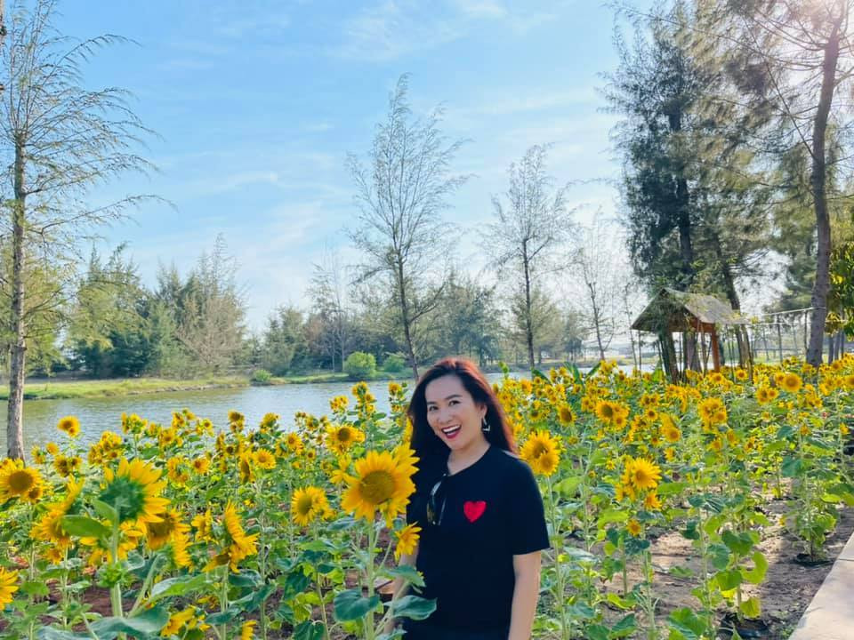 Vợ diễn viên Bình Minh xinh tươi bên hoa hướng dương.