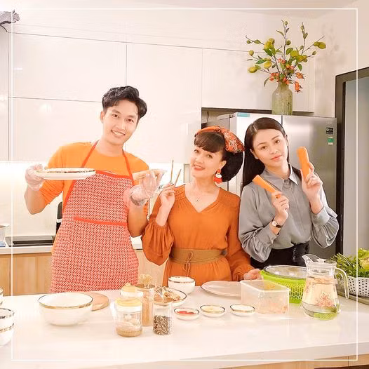 Diễn viên Vân Dung bên 'hai con' trong Hướng dương ngược nắng - diễn viên Đình Tú và Thu Trang.