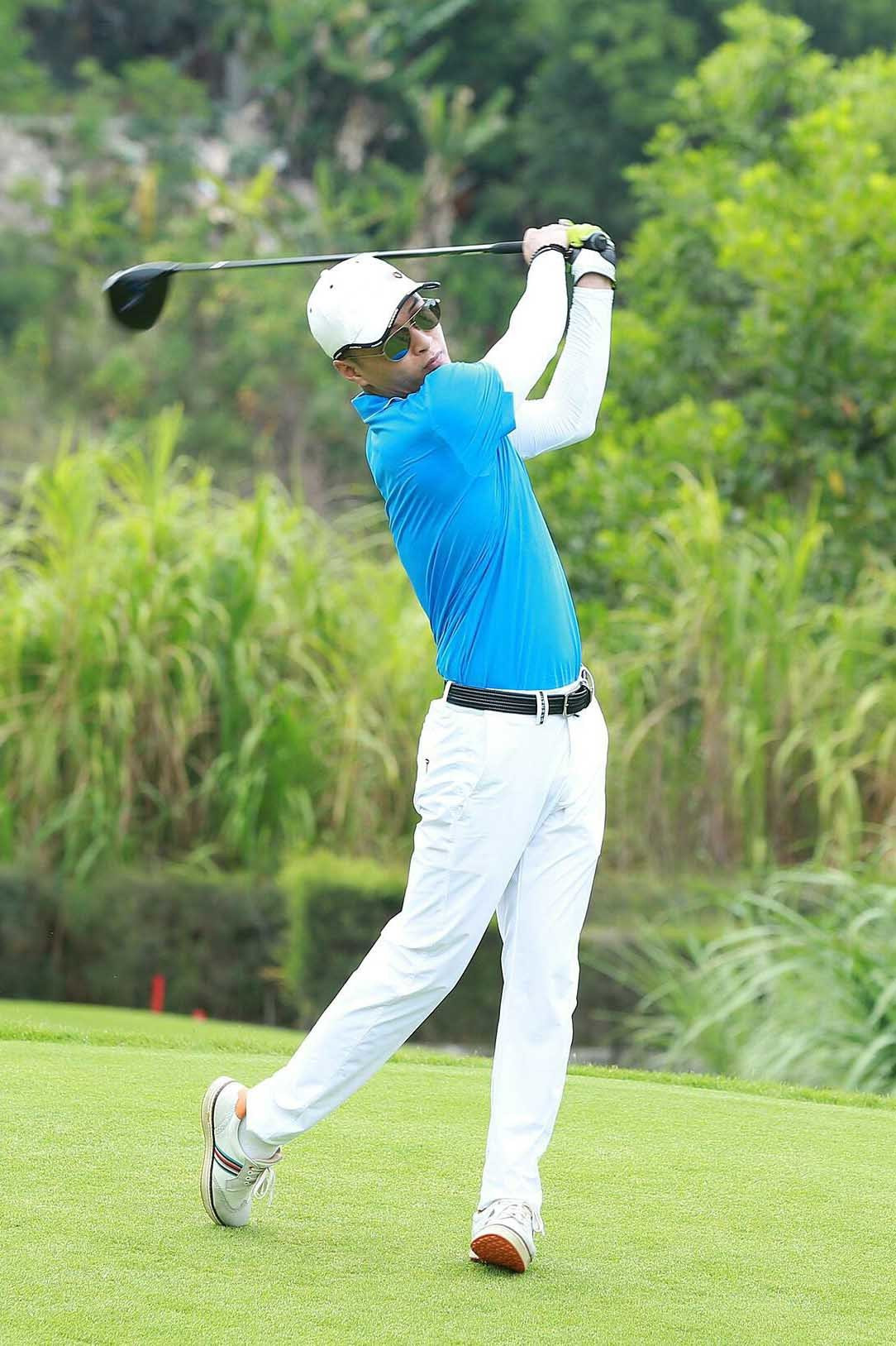Hồng Đăng là một người rất yêu thích thể thao, ngoài sở thích xe mô tô, đi phượt, thì gần đây nam diễn viên cũng có niềm đam mê với golf.