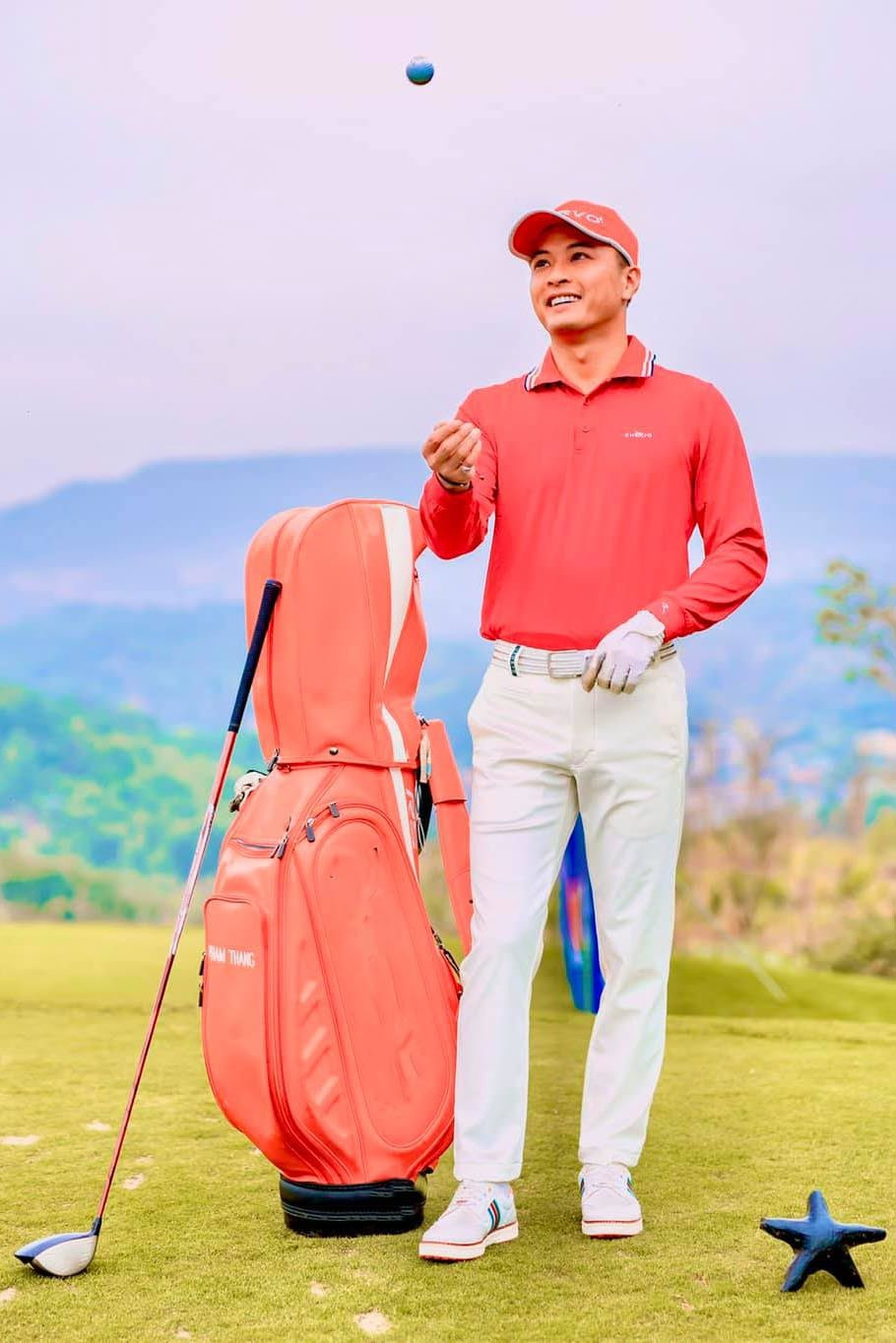 Anh phối nhiều mẫu quần áo đa dạng với các phụ kiện giày, mũ, kính khác nhau. Trang phục cũng có màu sắc khá rực rỡ, nổi bật.