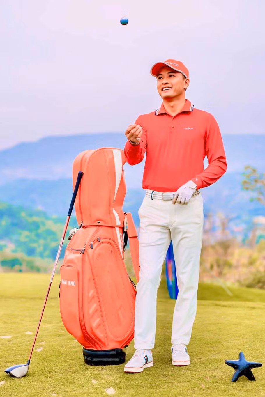 Anh phối nhiều mẫu quần áo đa dạng với các phụ kiện giày, mũ, kính khác nhau. Trang phục cũng có màu sắc khá rực rỡ, nổi bật.