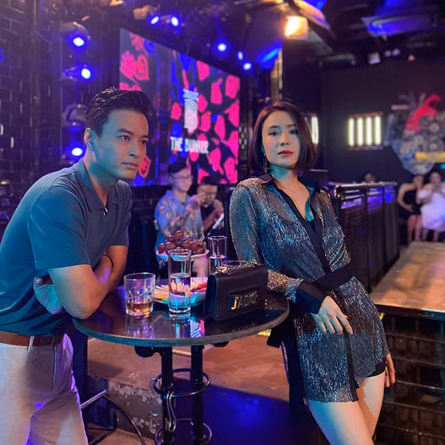 Nam diễn viên nhận được nhiều tình cảm của người xem không chỉ bởi lối diễn xuất tự nhiên chân thật mà còn vì ngoại hình điển trai, gu ăn mặc sành điệu, nam tính.