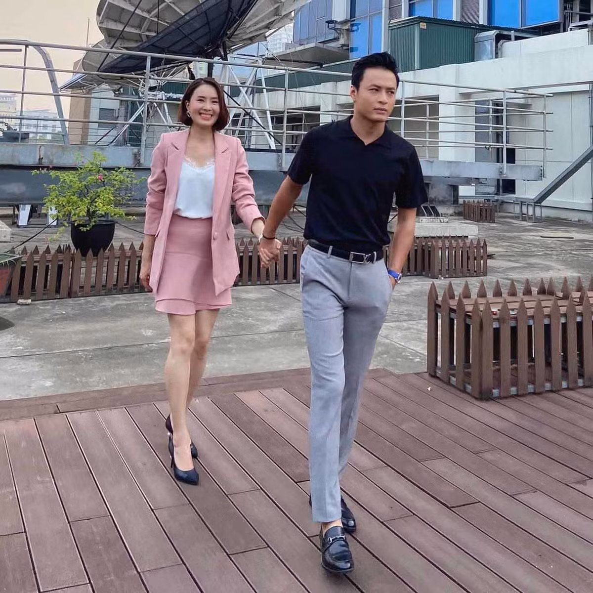 Trong phim nhân vật Kiên của Hồng Đăng thường xuyên mặc những trang phục có gam màu trung tính, đơn giản nhưng vẫn toát lên vẻ điển trai. Đặc biệt khi Hồng Đăng đóng cặp cùng Hồng Diễm trong phim, cả hai cũng rất ăn ý chọn những trang phục có màu sắc, kiểu dáng đồng điệu với nhau.