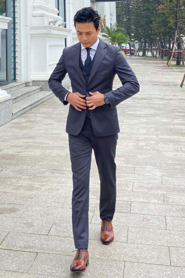 Khi đi sự kiện, Hồng Đăng cũng thường mặc vest. Không quá gò bó với những bộ vest quá cổ điển, nam diễn viên chọn những kiểu dáng trẻ trung.