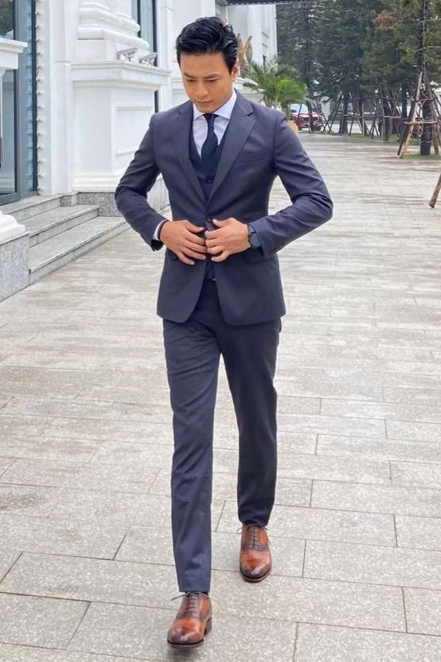 Khi đi sự kiện, Hồng Đăng cũng thường mặc vest. Không quá gò bó với những bộ vest quá cổ điển, nam diễn viên chọn những kiểu dáng trẻ trung.