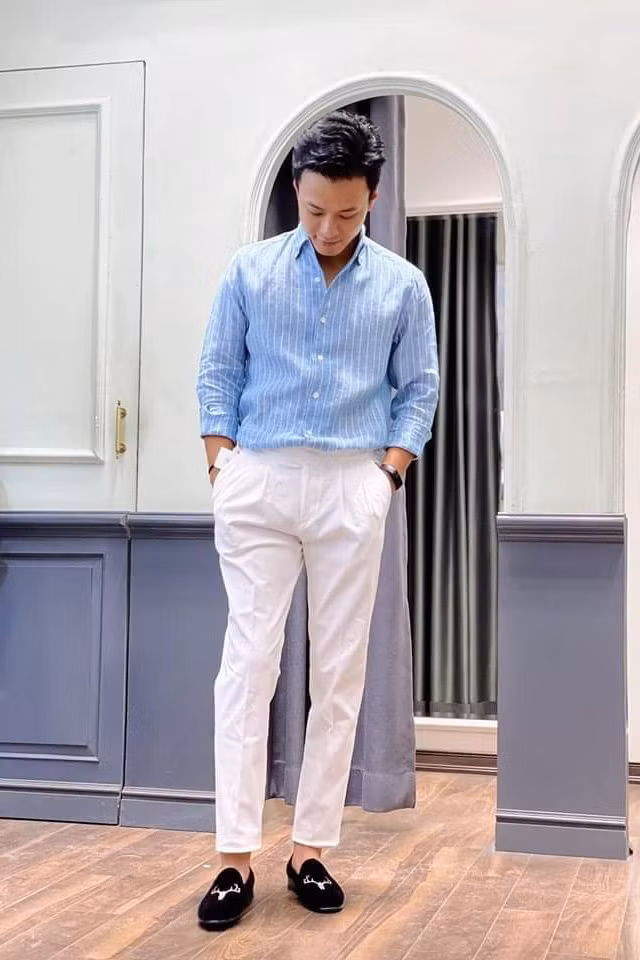 Ngoài đời, nam diễn viên sở hữu phong cách trẻ trung, năng động. Anh thường chọn trang phục áo polo hay sơ mi kết hợp cùng quần âu.