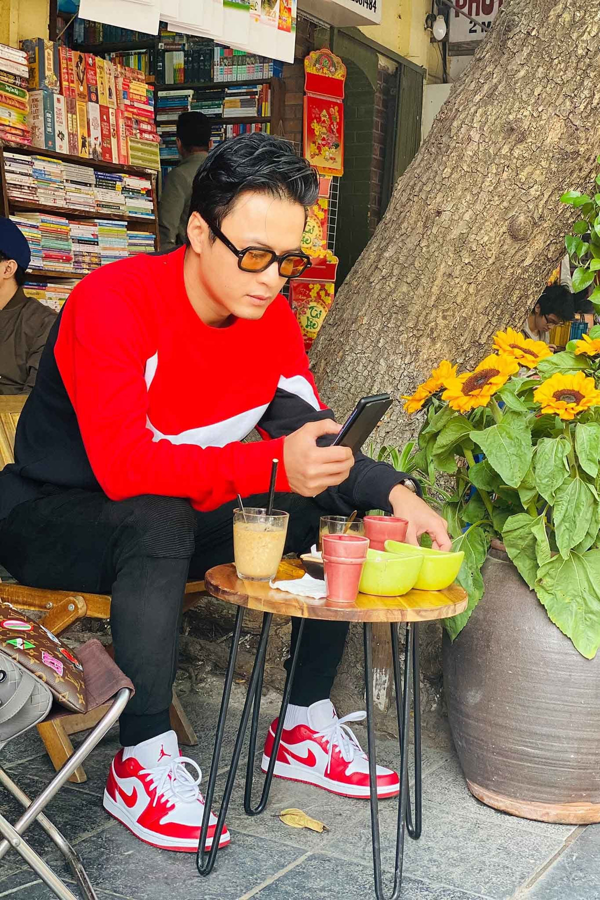 Ngoài ra, Hồng Đăng cũng không gò bó trang phục khi cũng thường xuyên chọn những chiếc áo thun sắc màu đi kèm với giày sneakers năng động.