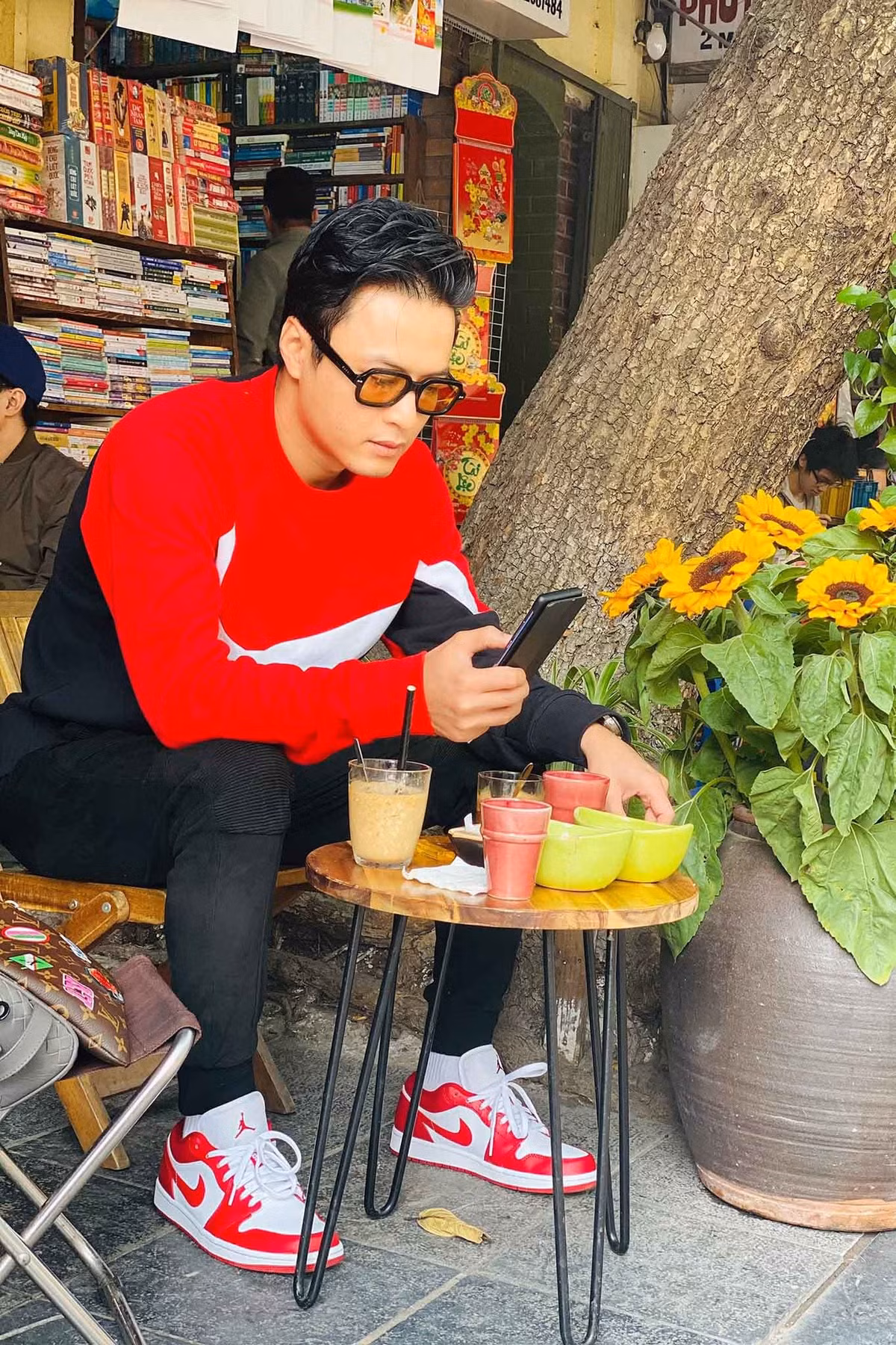 Ngoài ra, Hồng Đăng cũng không gò bó trang phục khi cũng thường xuyên chọn những chiếc áo thun sắc màu đi kèm với giày sneakers năng động.