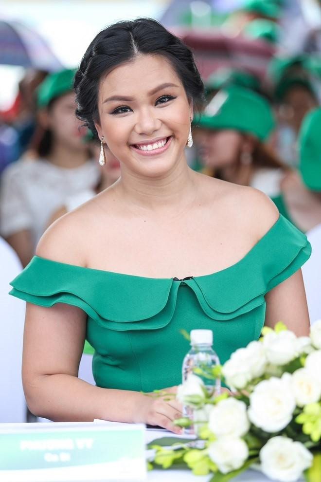 Sau sinh, Phương Vy cũng không vội giảm cân mà cô chọn cách ưu tiên việc cho con bú. Chính vì vậy mà khi xuất hiện trước công chúng, cô đã gây thất vọng khi vẫn giữ một thân hình béo ú.