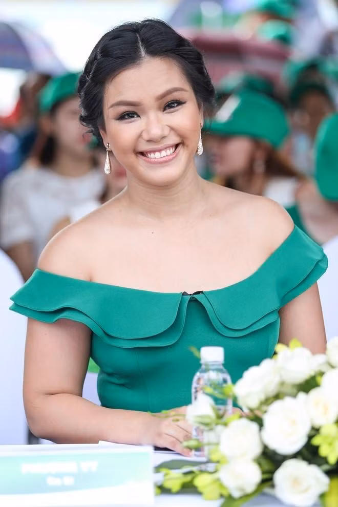 Sau sinh, Phương Vy cũng không vội giảm cân mà cô chọn cách ưu tiên việc cho con bú. Chính vì vậy mà khi xuất hiện trước công chúng, cô đã gây thất vọng khi vẫn giữ một thân hình béo ú.